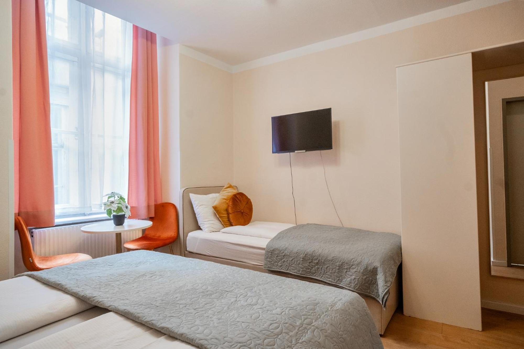 Apartment At Votiv Church I 5 Minutes To Inner I Wifi I 3 Minutes To Metro Schottentor Wien